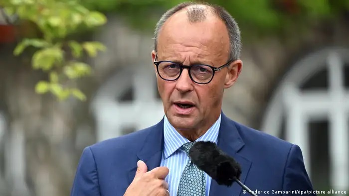 بهدف الرفع من وتيرة ترحيل مهاجرين تونسيين..   زعيم المعارضة الألمانية يدعو إلى تصنيف تونس دولة آمنة